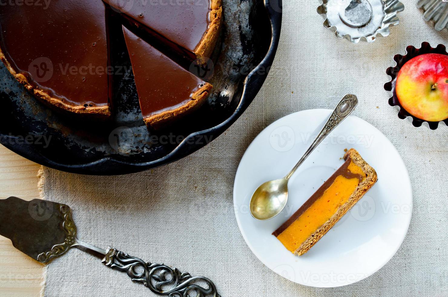torta di zucca fatta in casa con topping al cioccolato foto