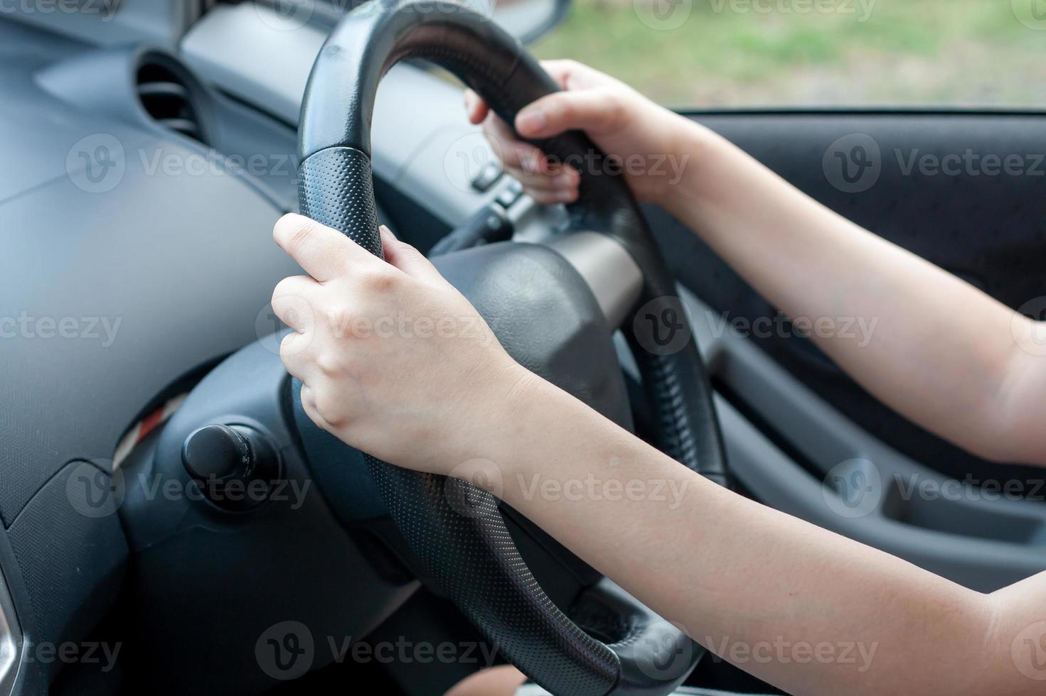 auto femminile alla guida foto