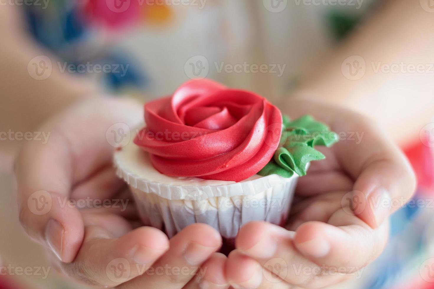 tenere in mano il cupcake di San Valentino foto