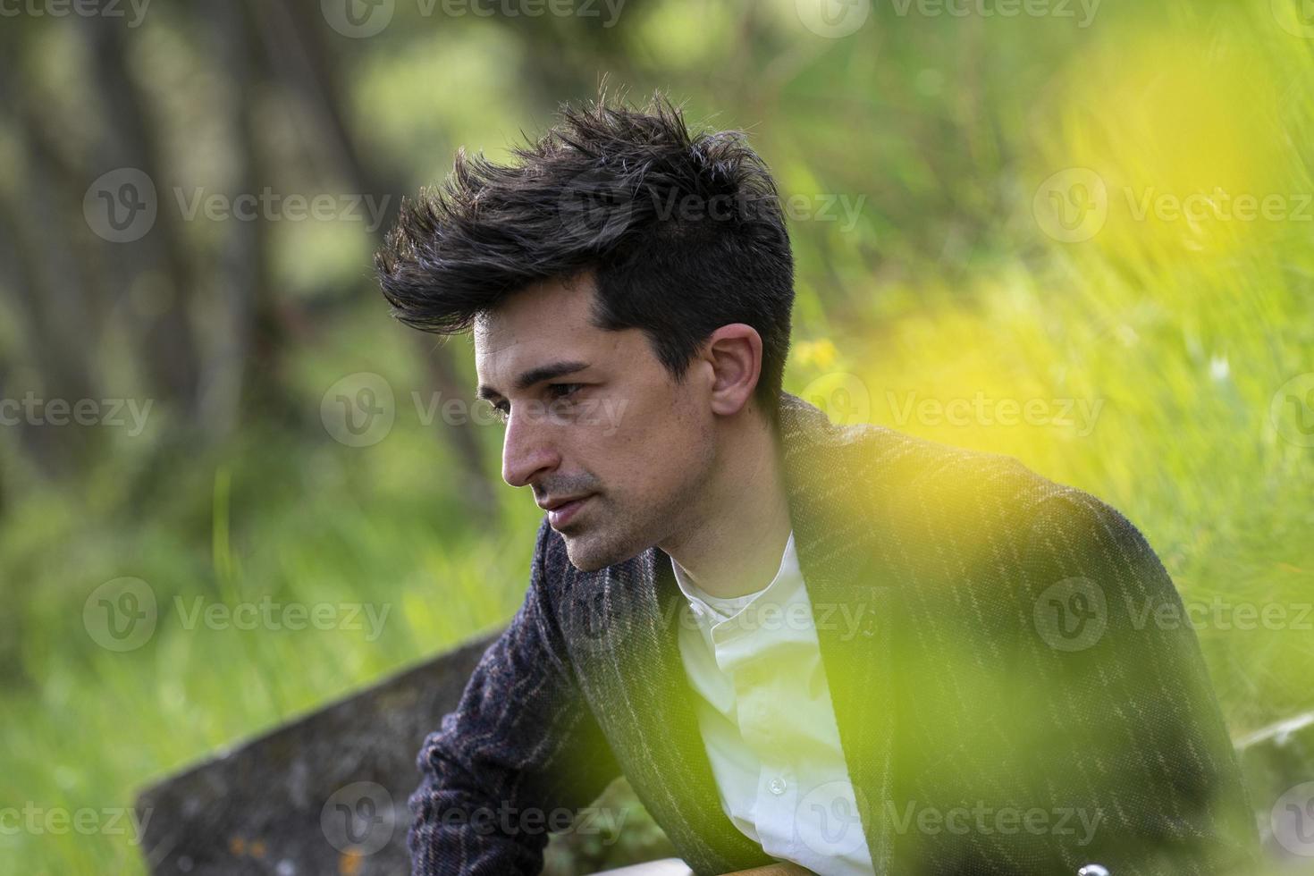 ragazzo faccia in natura di giorno foto