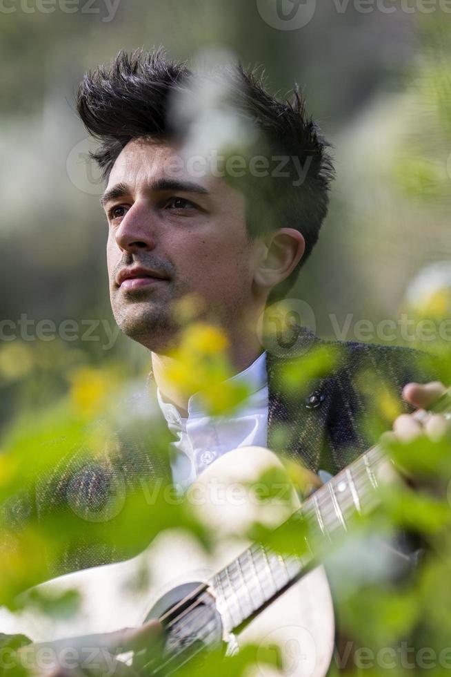 volto di ragazzo con la paletta di una chitarra foto