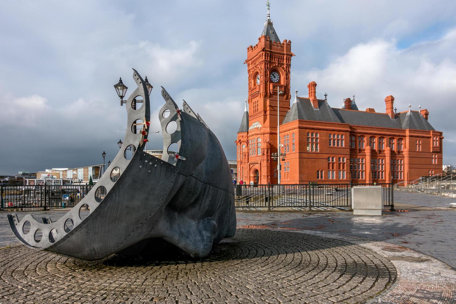 Cardiff, Galles, 2014. Memoriale di guerra dei marittimi mercantili nella baia di Cardiff foto