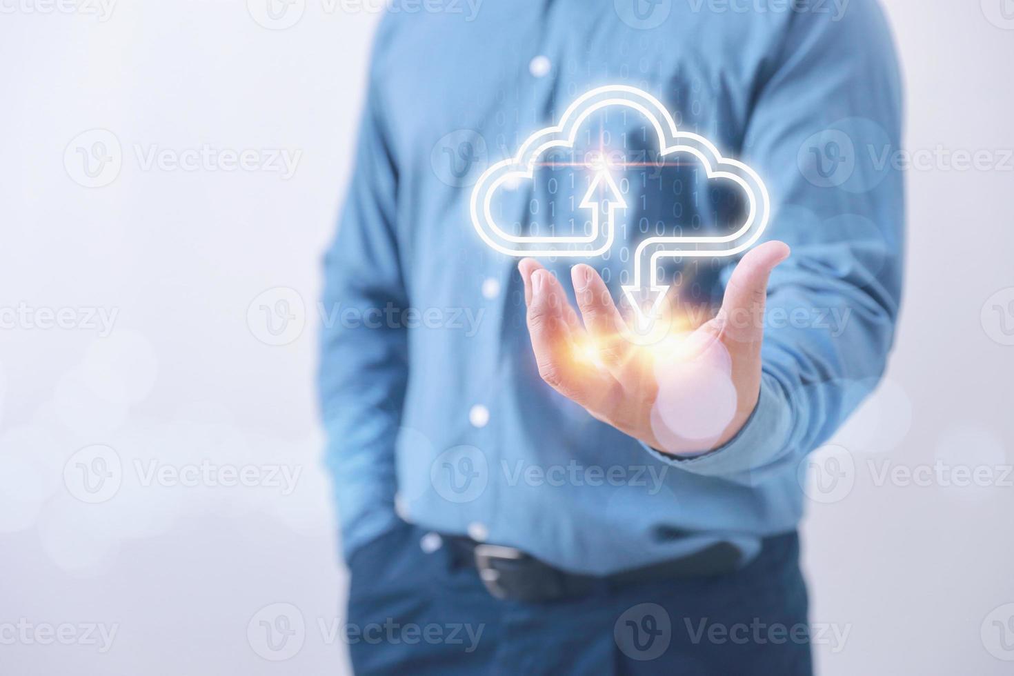 concetto di trasformazione del business tecnologico. uomo d'affari in possesso di cloud computing virtuale per trasferire il database. caricamento delle informazioni, download dell'applicazione. foto