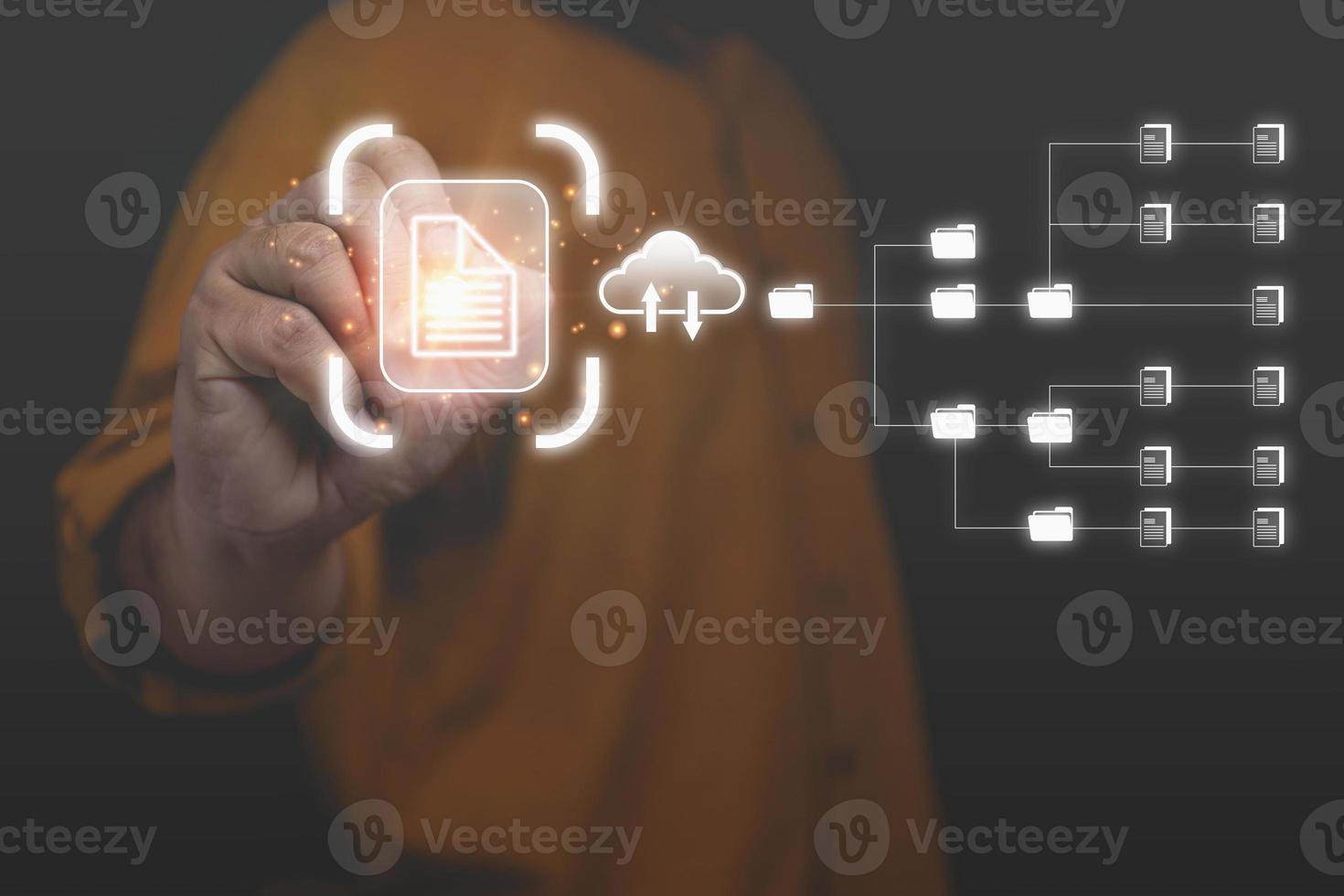 database e automazione dei processi per gestire file, conoscenze e documentazione in azienda. sistema di gestione dei documenti. uomo d'affari toccando icona virtuale online. foto