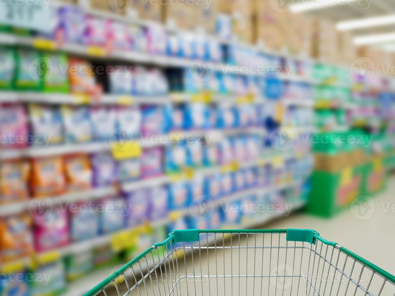 scaffali per detersivi nella sezione lavanderia del supermercato foto