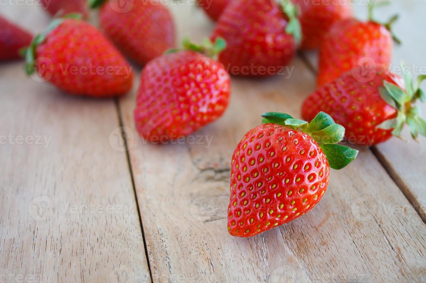 fragole rosse fresche sulla tavola di legno foto