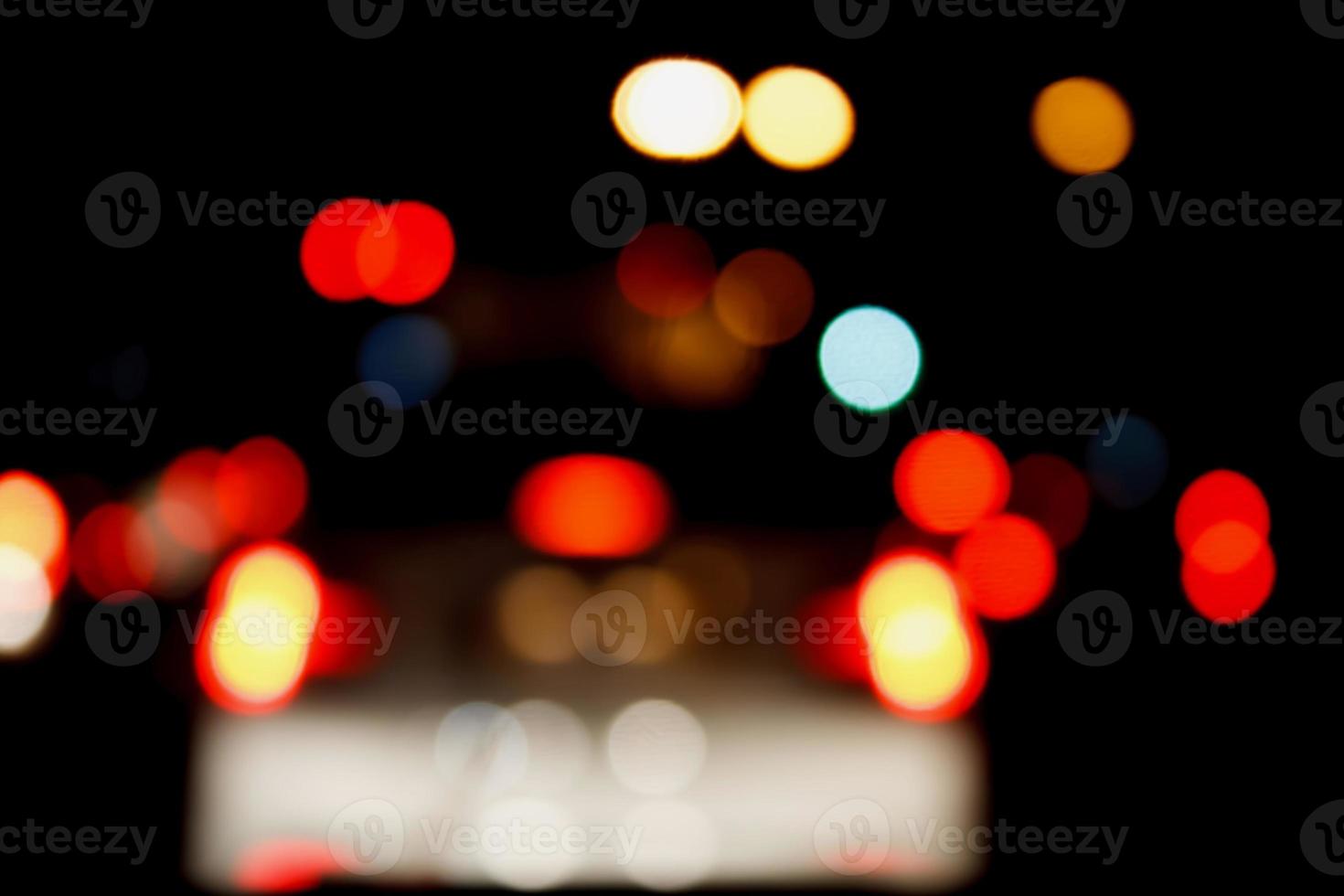 sfondo dei semafori della città con luci sfocate foto