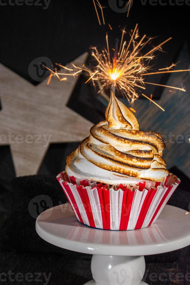 cupcake rosso bianco e blu con meringa tostata a spirale e sparkler foto