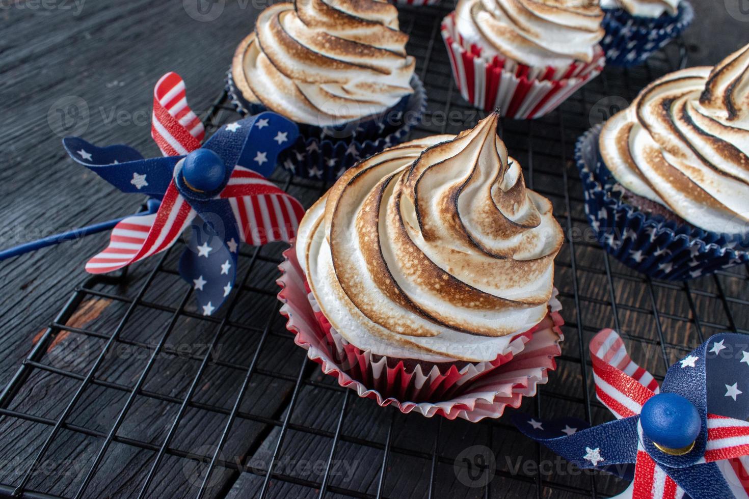 cupcakes rossi bianchi e blu con cime di vortice di meringa tostata foto