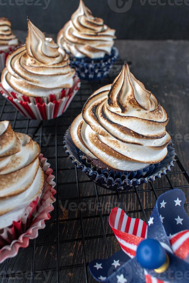 cupcakes rossi bianchi e blu con cime di vortice di meringa tostata foto