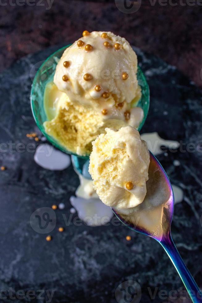 cucchiaio di gelato sciolto con granelli foto