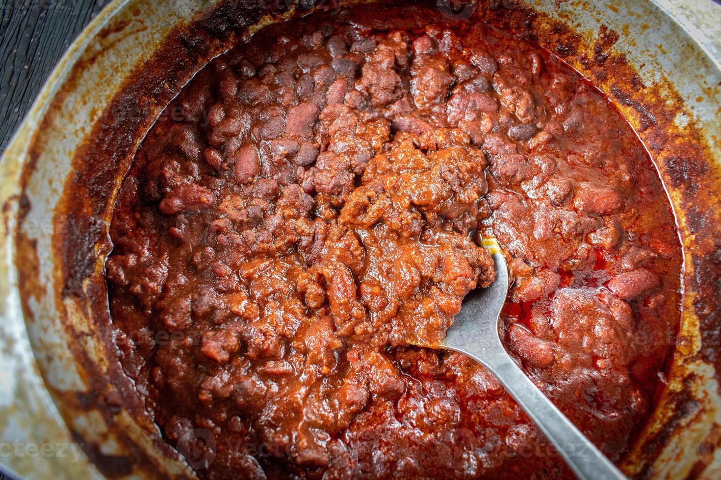 pentola fatta in casa di peperoncino rustico con fagioli piatti foto