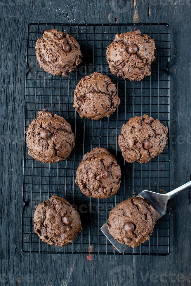 biscotti al cioccolato al forno su una griglia piatta foto