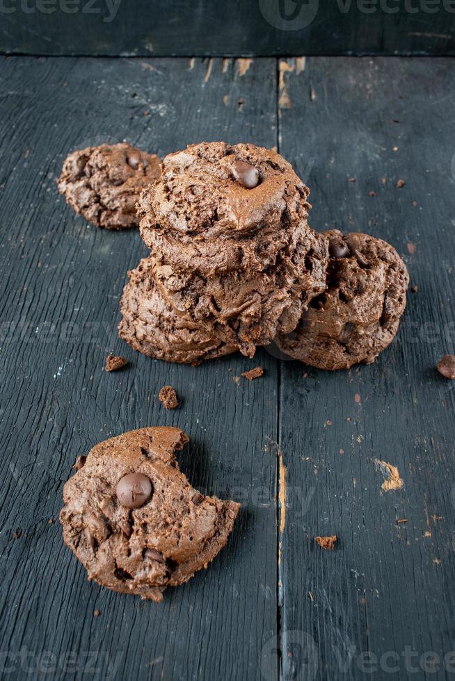 pila di biscotti al cioccolato su tavola di legno rustico foto