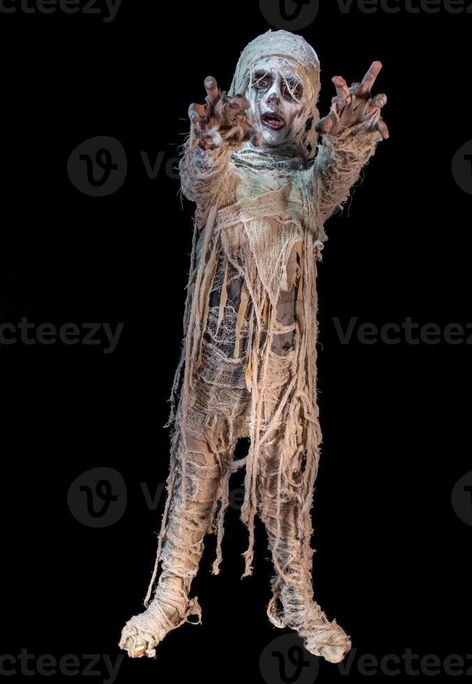 studio shot Ritratto di giovane ragazzo in costume vestito da halloween, cosplay di mummia spaventosa posa su sfondo nero isolato foto