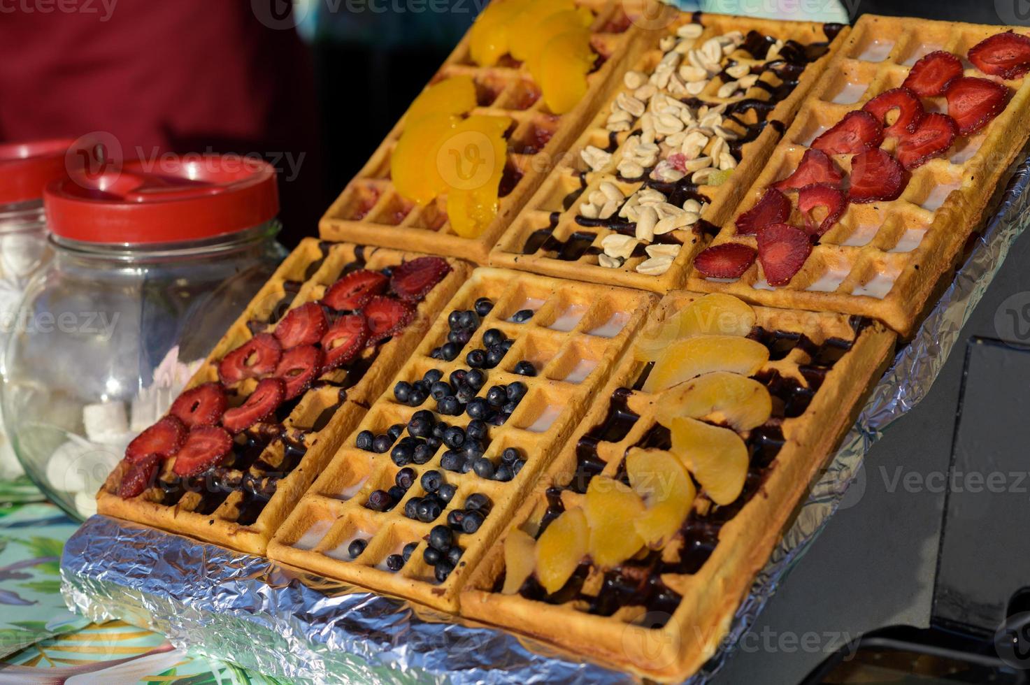 primo piano di cialde rustiche tradizionali al festival del cibo di strada. servizio di cucina all'aperto gastronomia e concetto di cibo da asporto foto