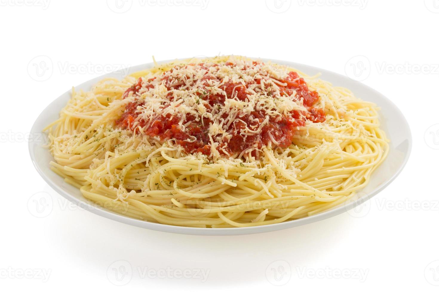 maccheroni degli spaghetti della pasta su bianco foto