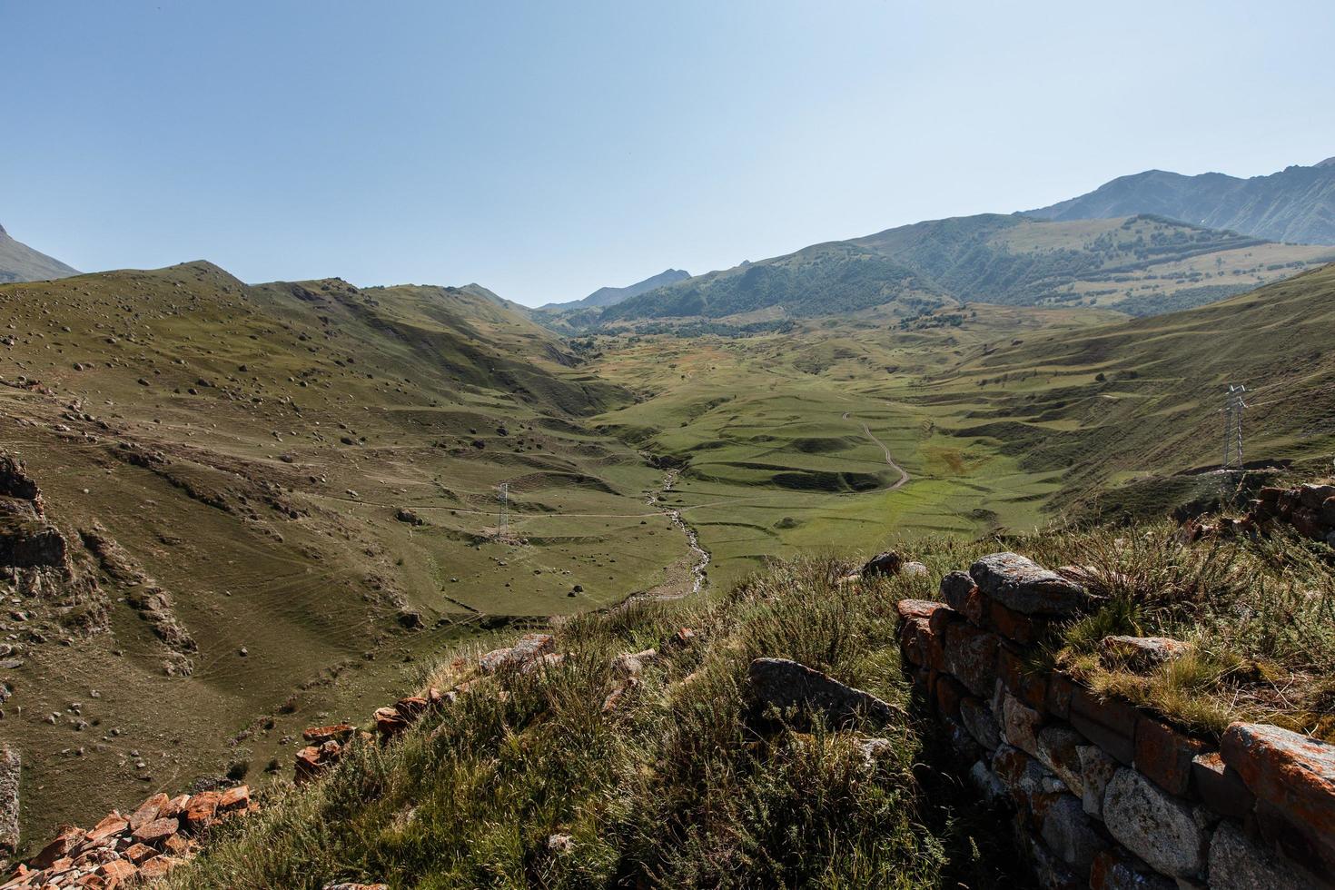 il villaggio balkaria superiore nelle montagne del caucaso in kabardino-balkaria, russia foto