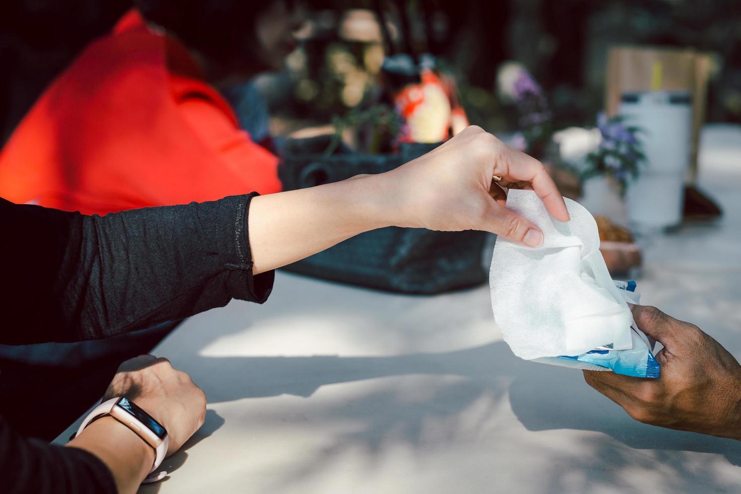 donna raccolta a mano salviettine umidificate nel pacchetto di assistenza sanitaria e concetto di medicina. foto
