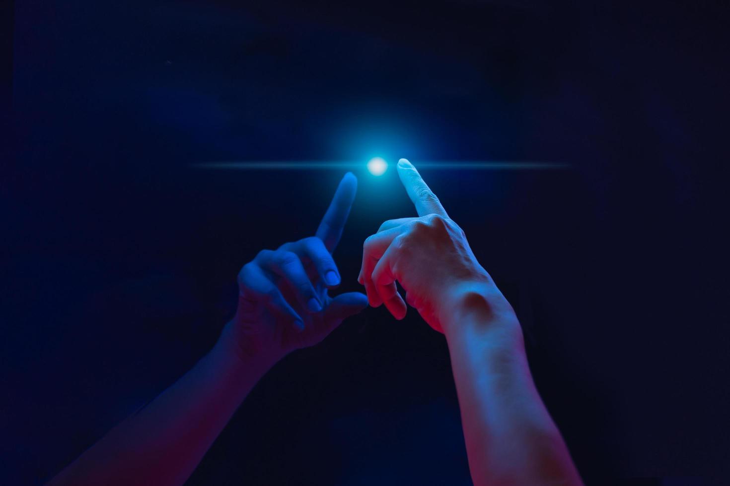 mano della donna che tocca una tecnologia futuristica digitale dello schermo virtuale. foto