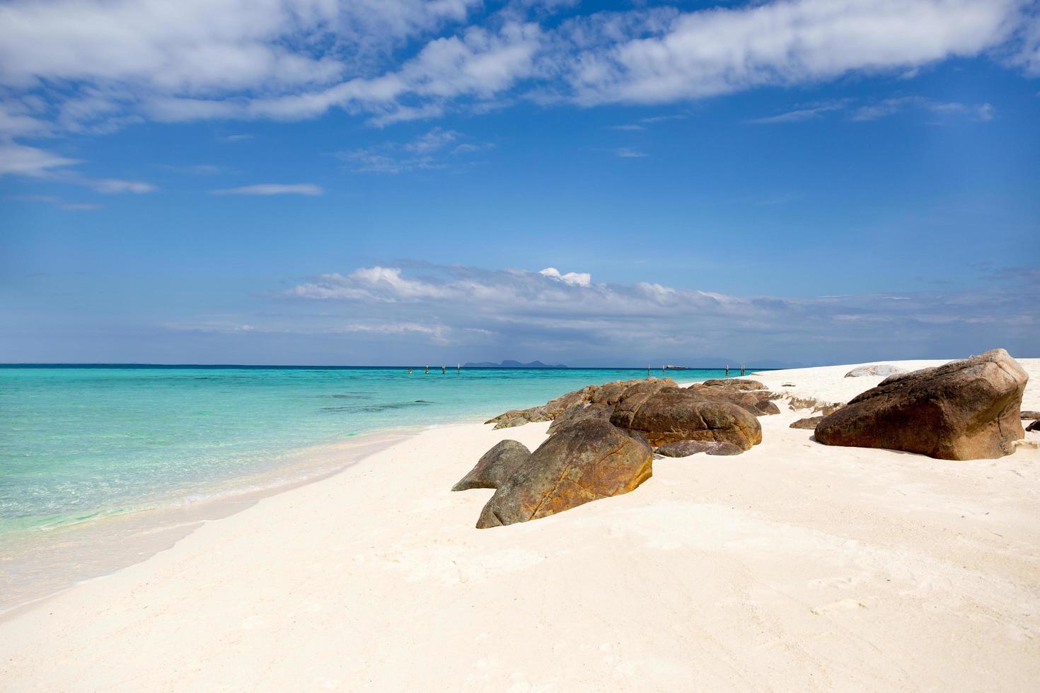 bellissimo oceano con spiaggia di sabbia bianca e cielo blu nell'isola tropicale. foto