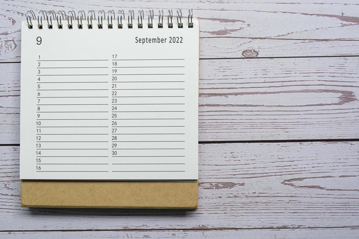 calendario 2022 del pianificatore e dell'organizzatore di settembre sulla scrivania di legno. direttamente sopra. foto
