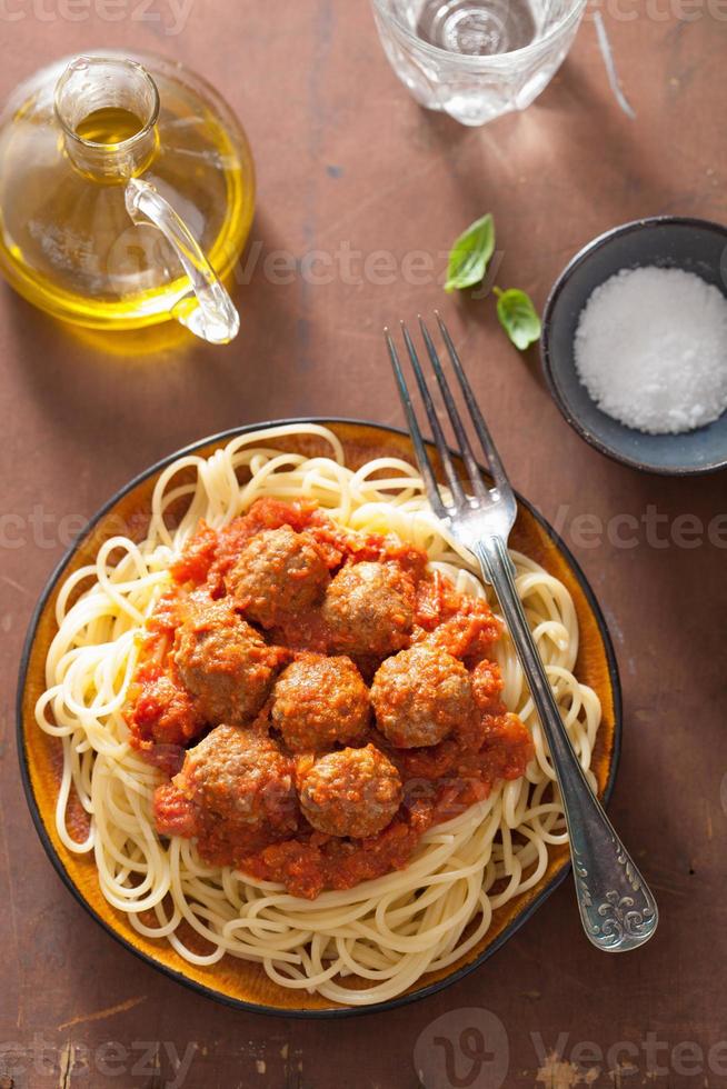 spaghetti con polpette in salsa di pomodoro foto