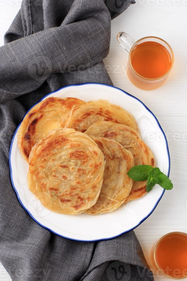 vista dall'alto canai del medio oriente o focaccia di paratha, o anche conosciuto come roti maryam in indonesia. popolare per la colazione tajil. isolato su sfondo bianco con copia spazio per il testo foto