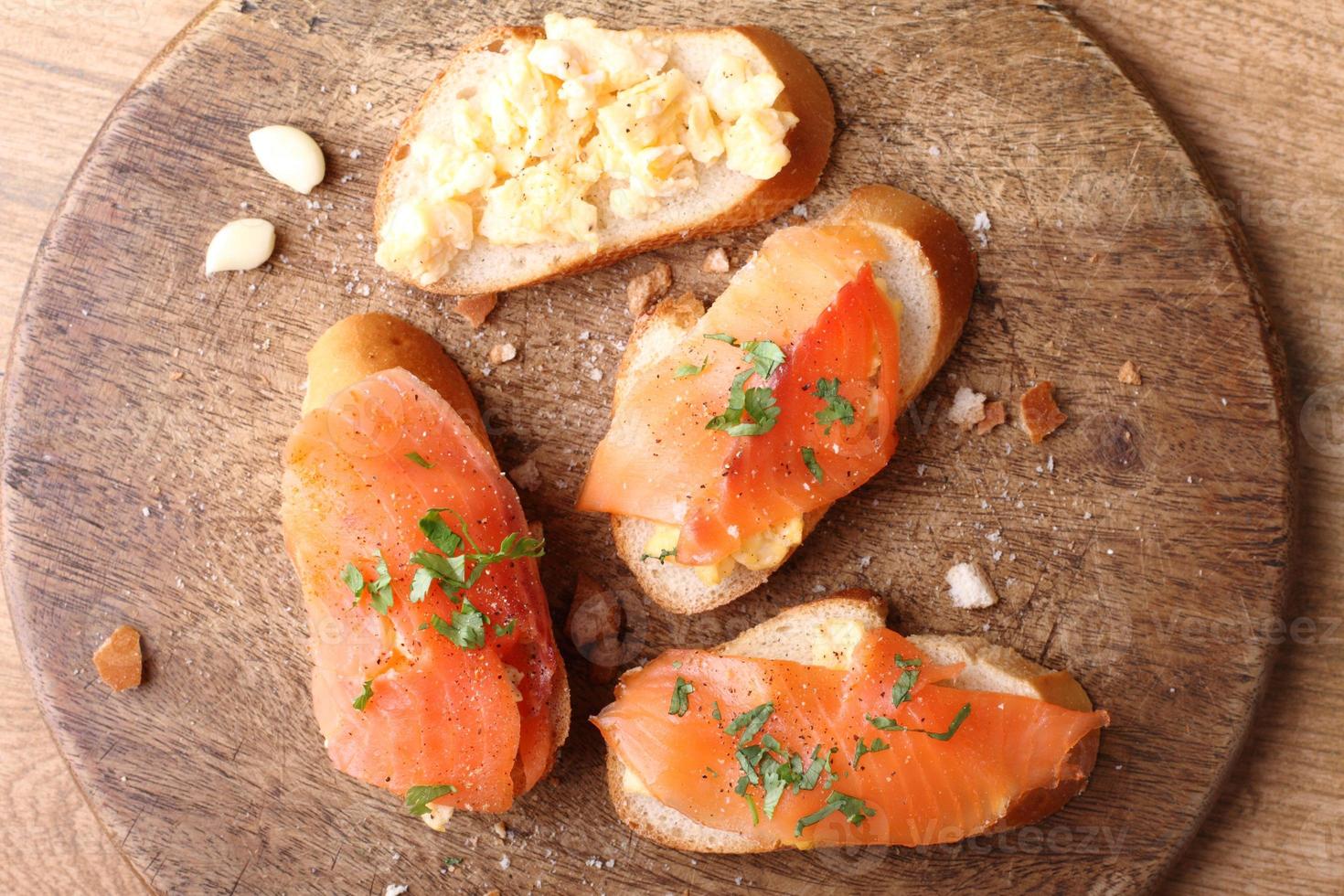 uova strapazzate con salmone affumicato, toast con baguette foto