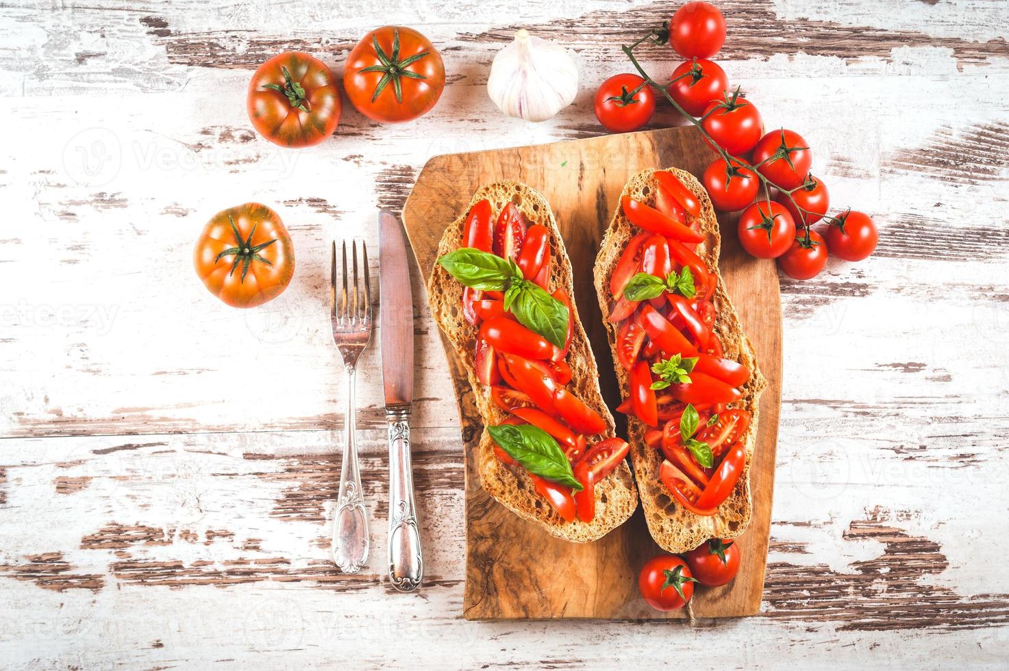 antipasto italiano, bruschetta con pomodoro fresco rosso siciliano sulla a foto