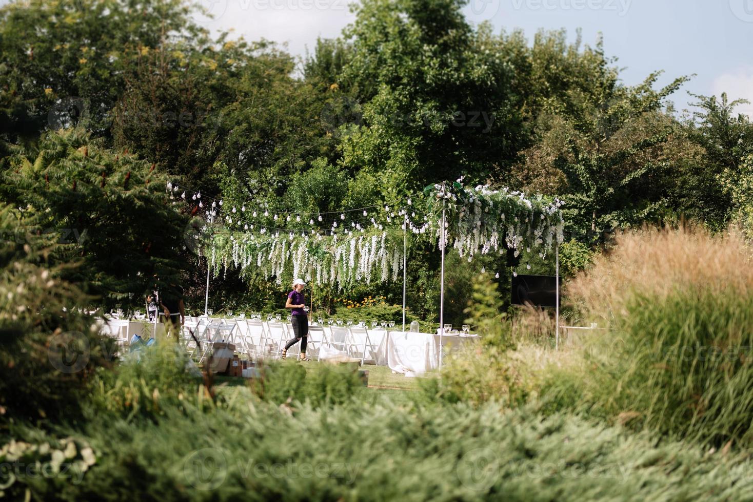 banchetto in giardino per un matrimonio foto