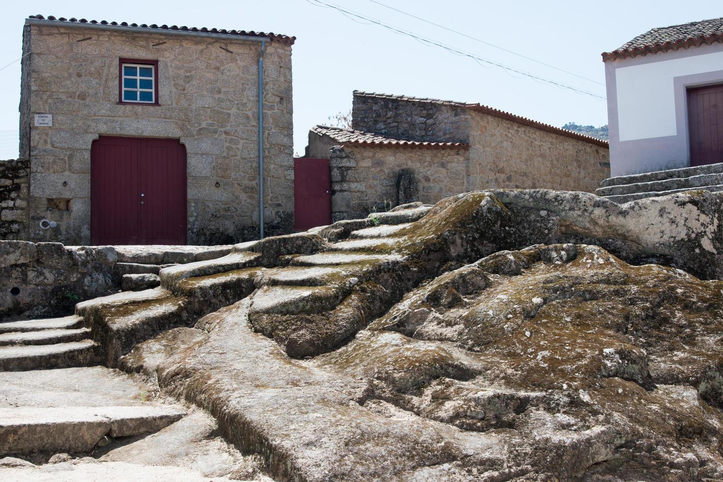 pittoresca strada in pietra a castelo novo, portogallo. nessuno. foto