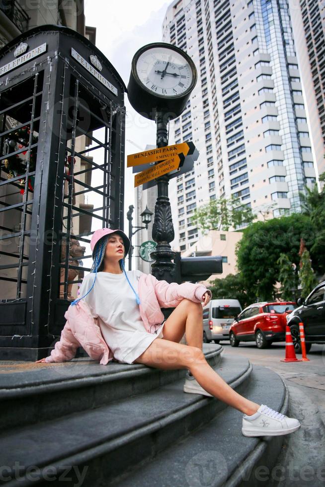 giovane bella ragazza cammina per strada. foto