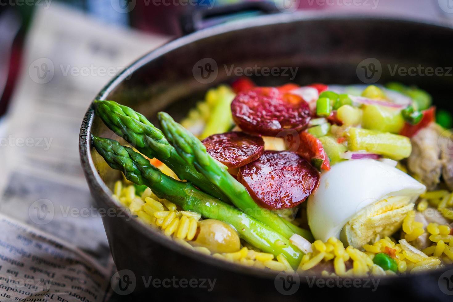 paella di pollo con verdure foto
