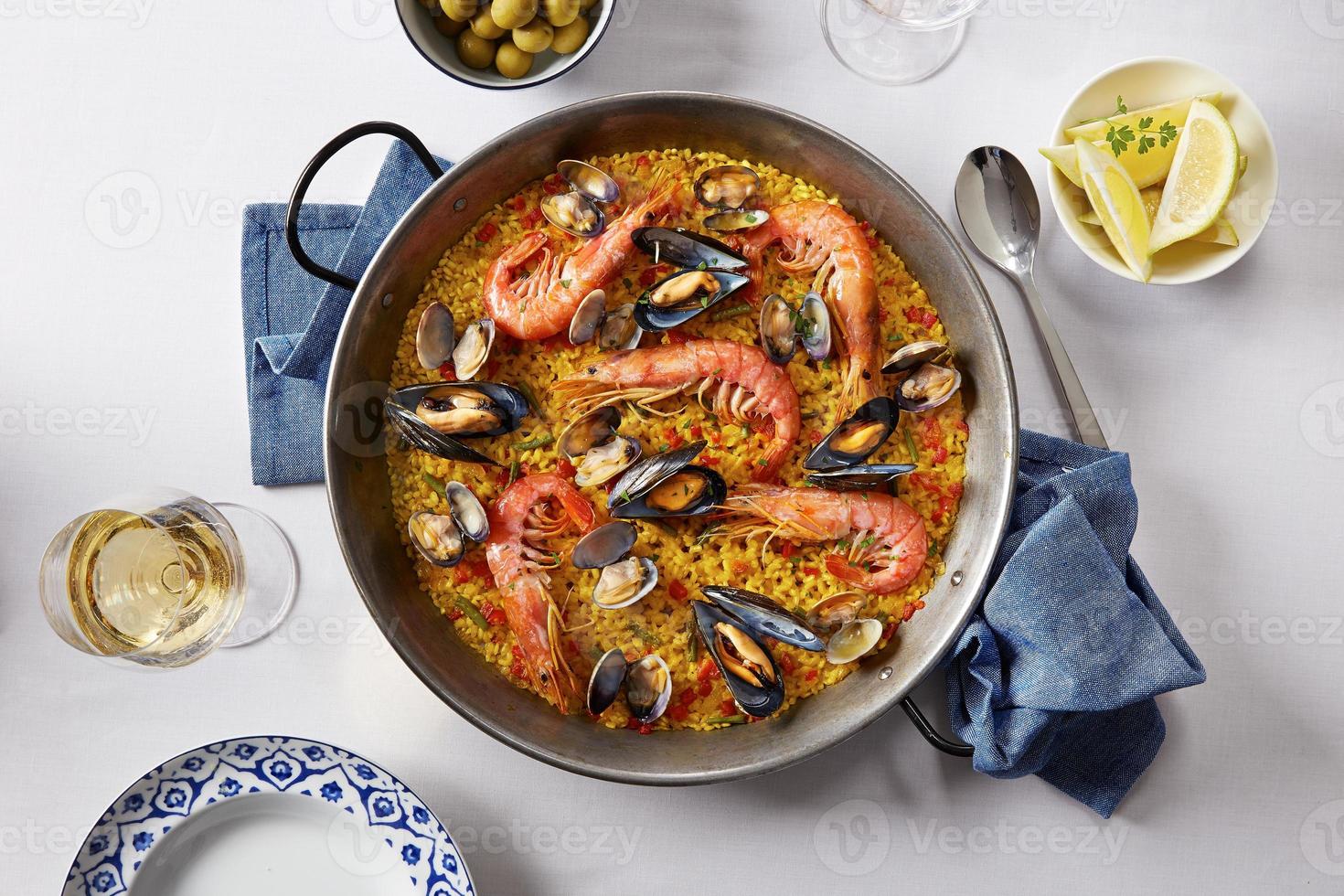 Paella di pesce tipica spagnola foto
