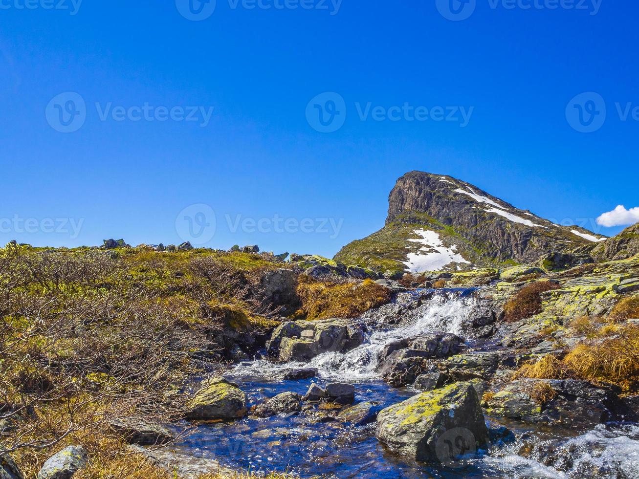 incredibile picco di montagna di storehodn a hydnefossen cascata fiume hemsedal norvegia. foto