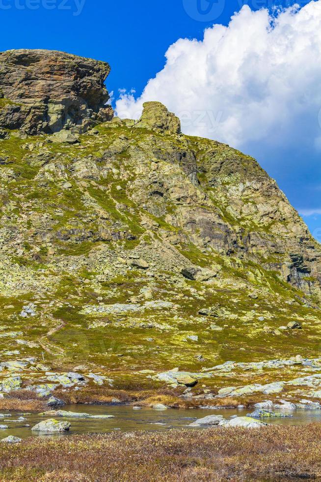 veslehodn veslehorn picco di montagna rocce scogliere hydnefossen cascata hemsedal norvegia. foto