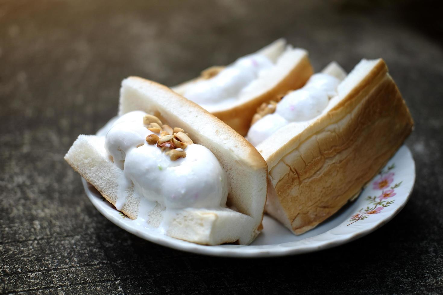 dolce tailandese. gelato al cocco con pane foto