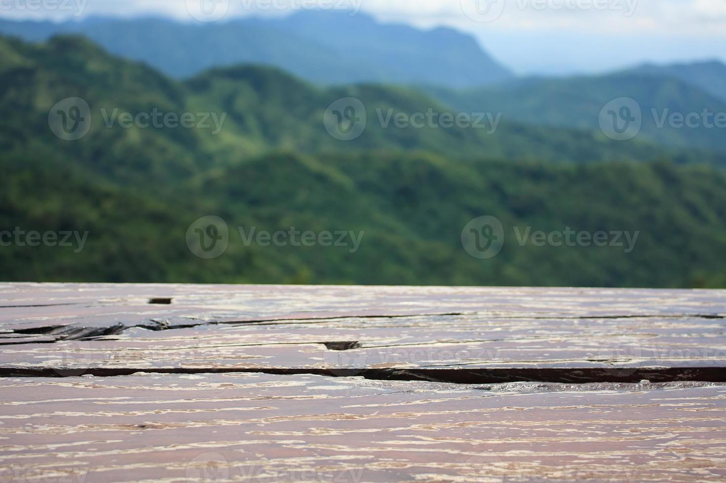 struttura di legno con lo sfondo della montagna della foresta foto