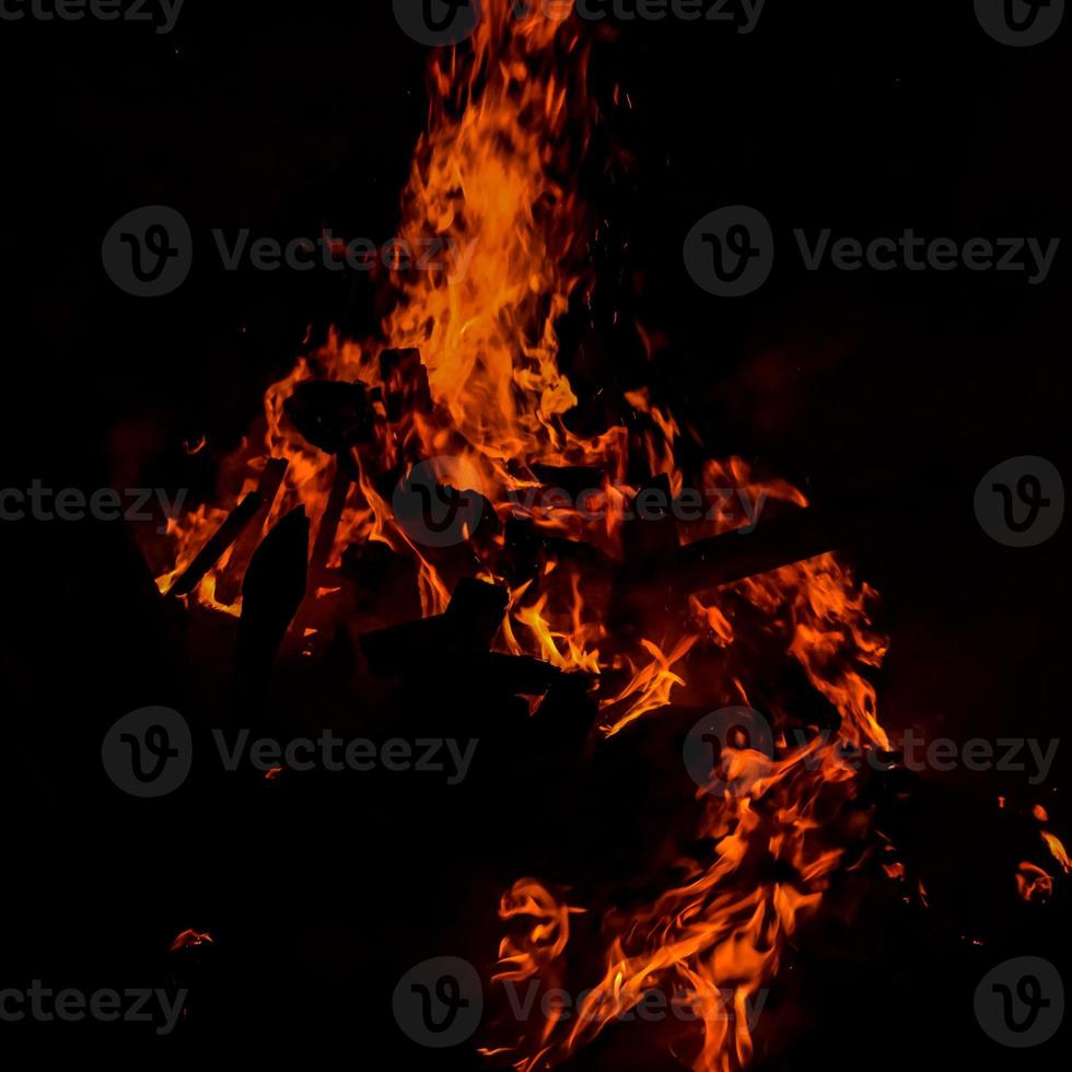 fiamme di fuoco su sfondo nero, fiamma di fuoco fiamma sfondo trama, magnificamente, il fuoco sta bruciando, fiamme di fuoco con legno e falò di sterco di vacca foto