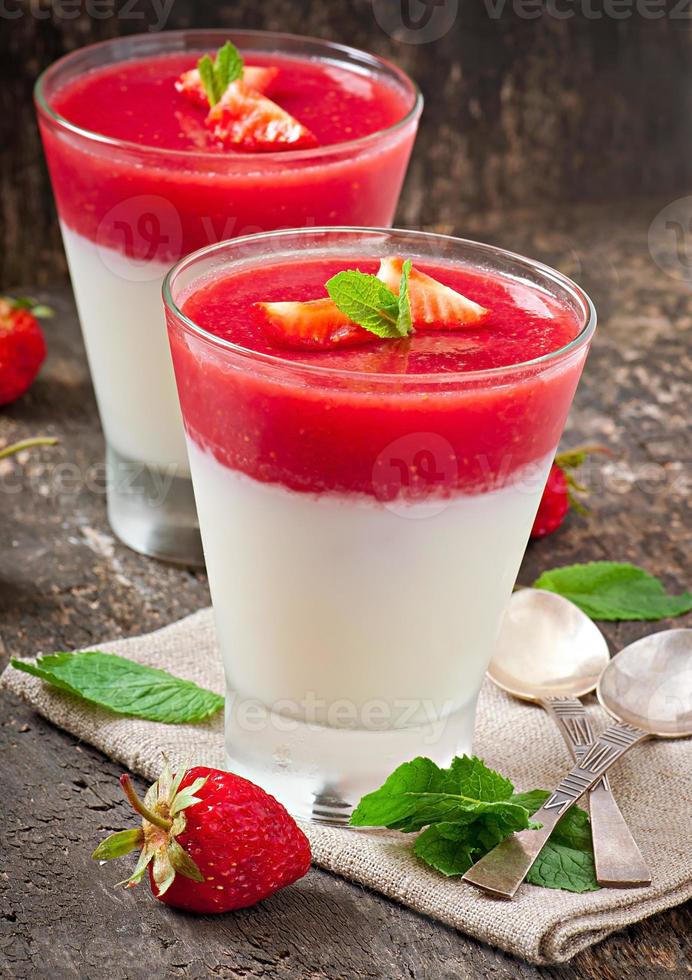 panna cotta da dessert con fragole fresche su fondo di legno vecchio foto