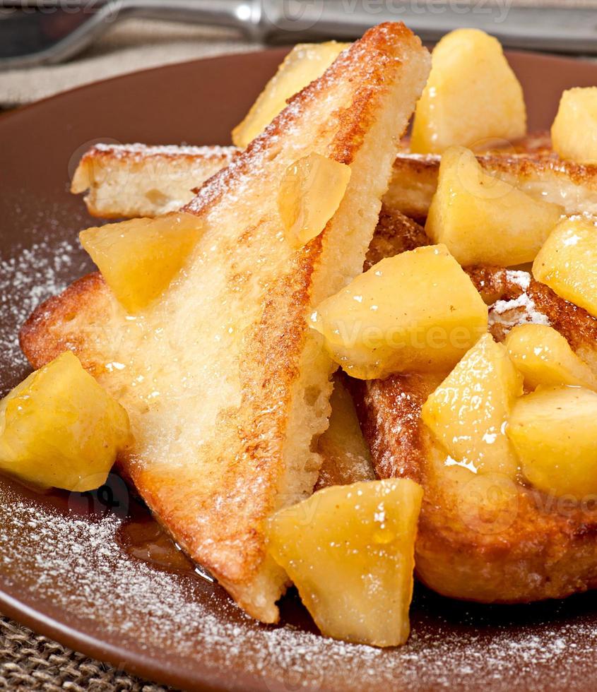 French toast con mele caramellate a colazione foto