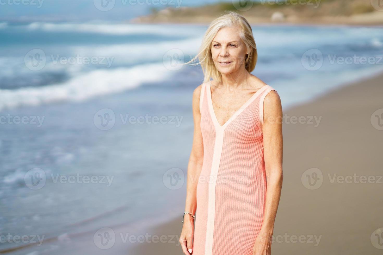 pacifica donna anziana sulla spiaggia in estate foto