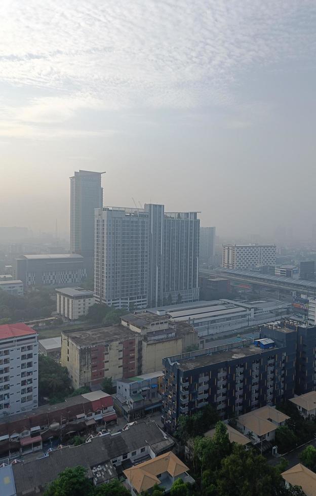 polvere pm 2.5 avvertenze in Thailandia, che ha effetti sulla salute respiratoria, occhi e pelle. scarsa qualità dell'aria, stare in casa, meteorologico, polvere asiatica, peggio foto