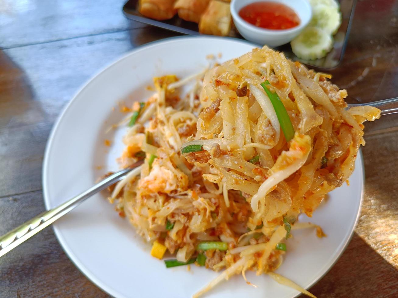 pad di messa a fuoco selettiva tagliatelle tailandesi cibo tailandese popolare foto