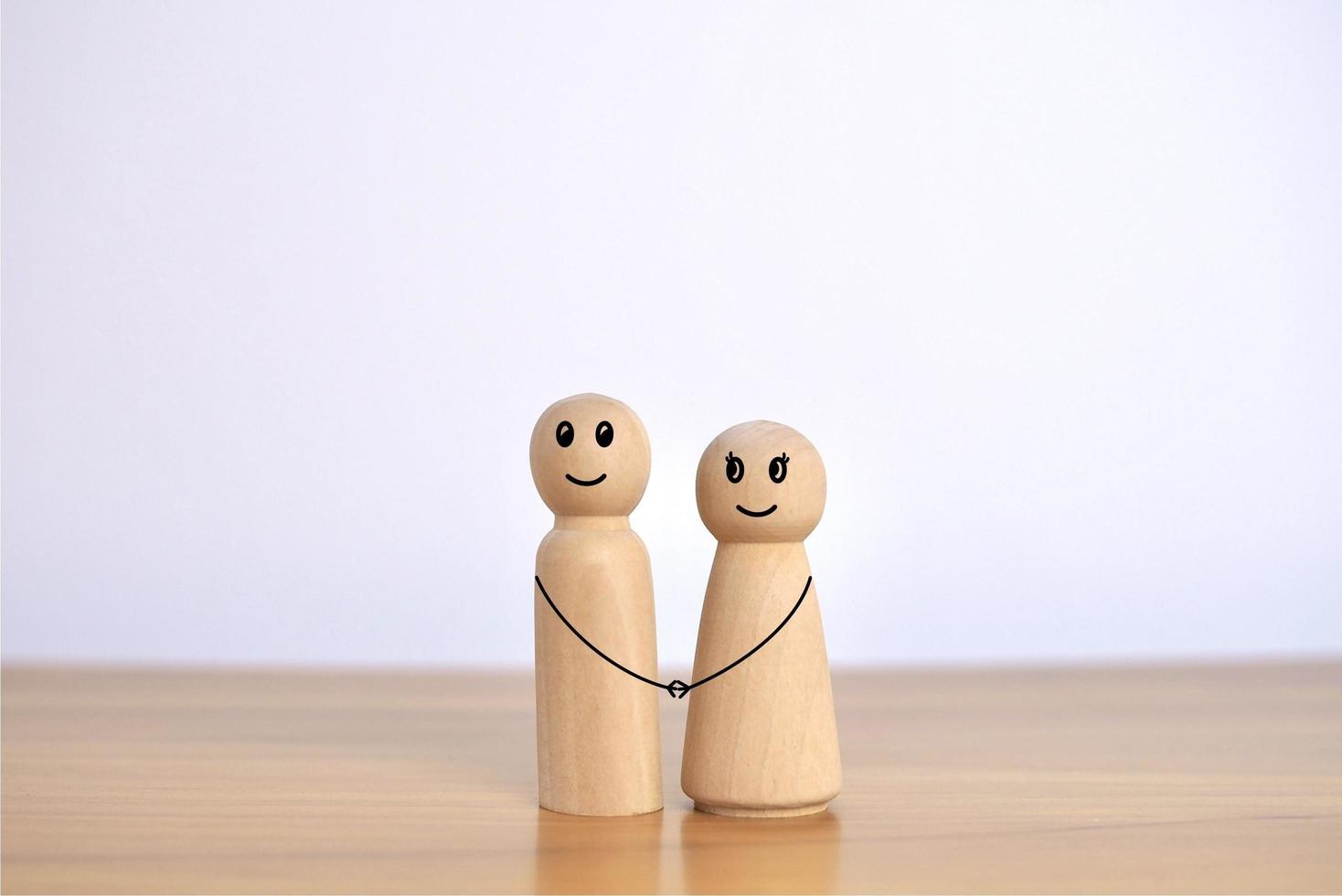 simbolo di relazione familiare burattino di legno delle coppie. nuovo concetto di vita coniugale. foto
