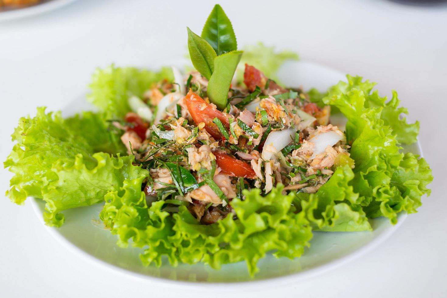 insalata di tonno piccante con foglie di tè verde. foto