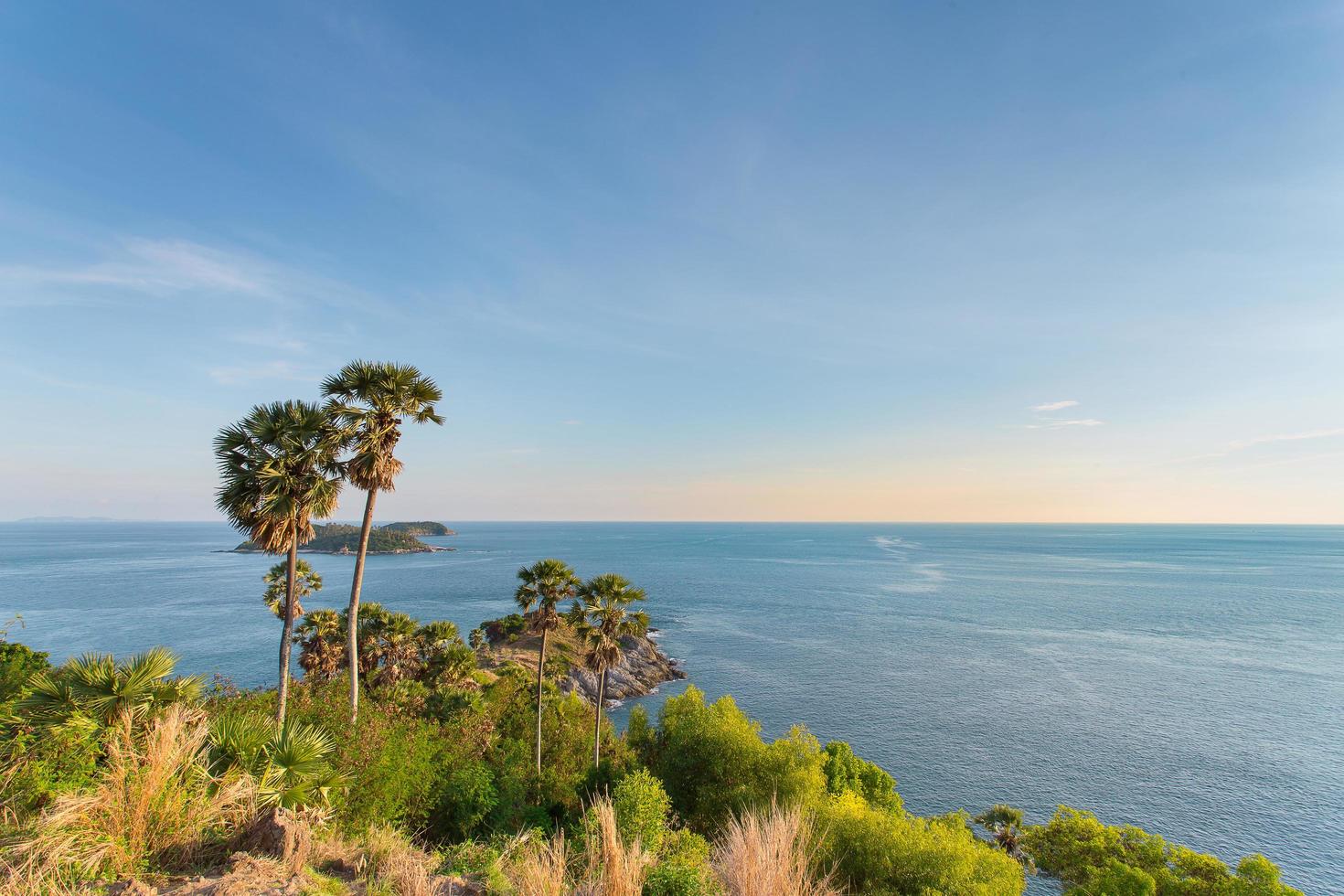 ha montagne, isole verdi e mare blu con un bellissimo sfondo azzurro del cielo. foto