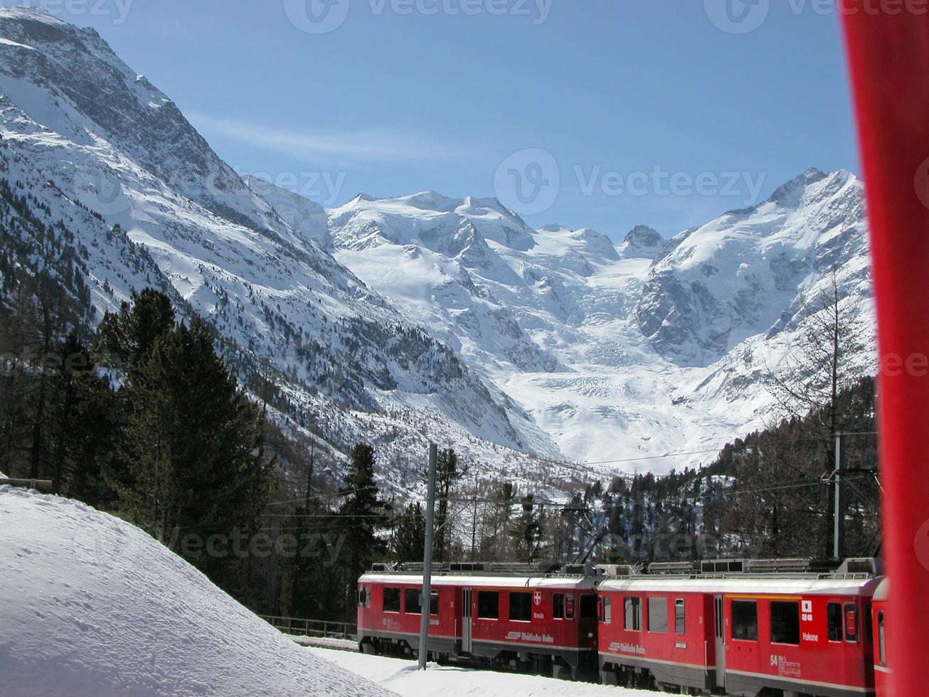 piz bernina catena montuosa nelle alpi retiche svizzere nel canton gr foto