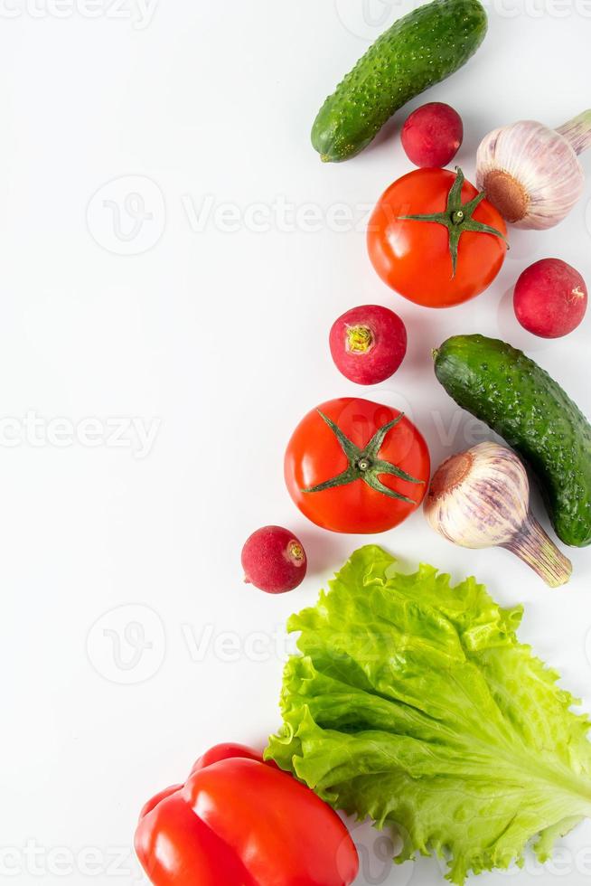 verdure fresche su sfondo bianco. concetto di cibo dietetico. posto per il testo. foto